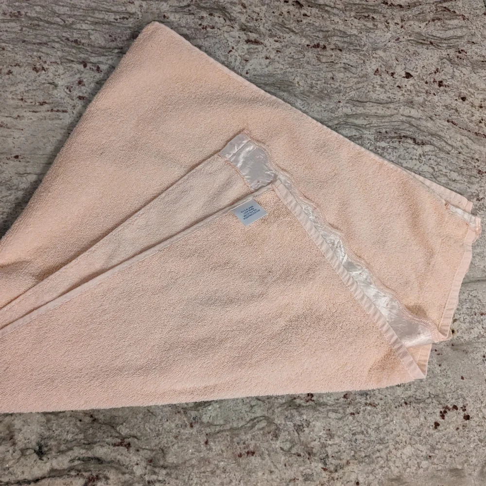 Vintage Peach Sea Shell Bath Towel Satin & Embroidered Trim Soft Scalloped EUC